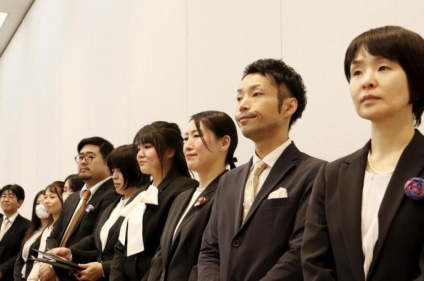 卒業生を迎え入れるコーチの写真です。