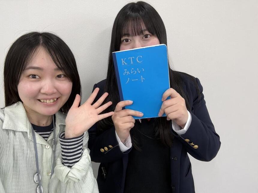 生徒がみらいノートをもっている様子をコーチが紹介している様子です。