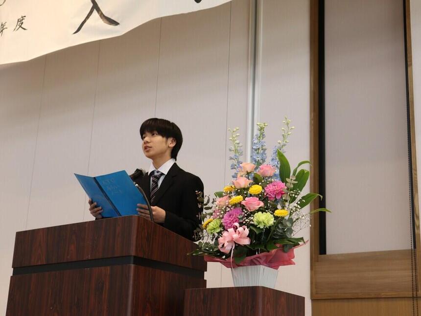 男子生徒が入学式で在校生代表挨拶をしている様子