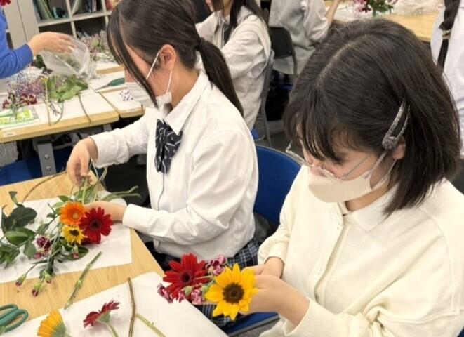 みらかけで花束を作っている生徒の写真