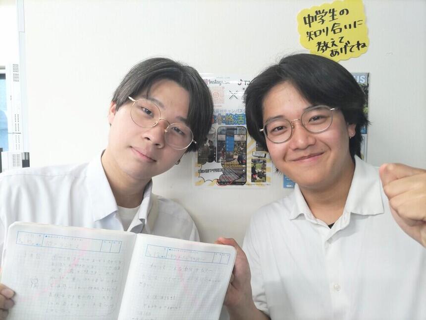 みらいノート＆友だちと一緒にキャンパス前でお昼休みにパチリ♪