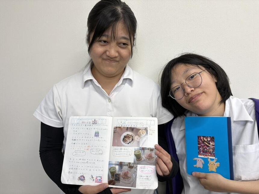 終業式に生徒がみらいノートをもっている様子です。