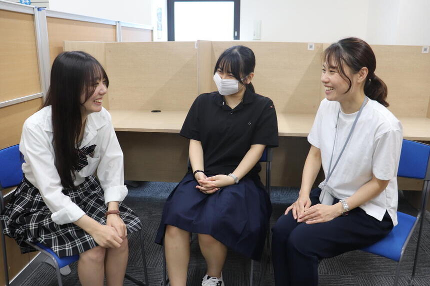 合同説明会に参加する3名で打ち合わせしている様子