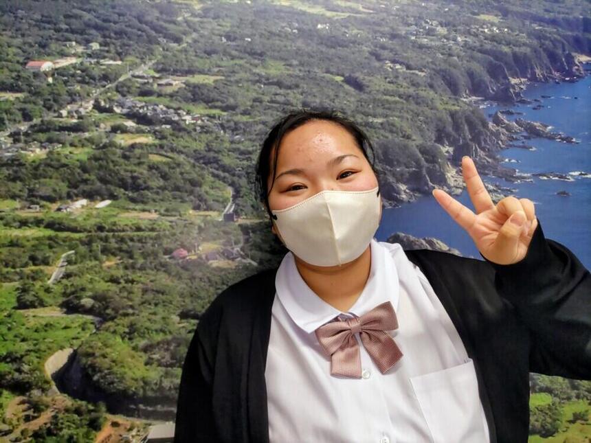 屋久島の大きな写真の前で、お昼休みにピースでパチリ♪