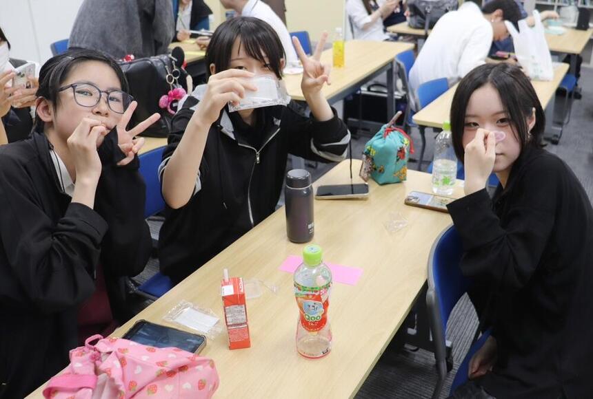 お昼休みに、教室でご飯を食べている生徒の様子