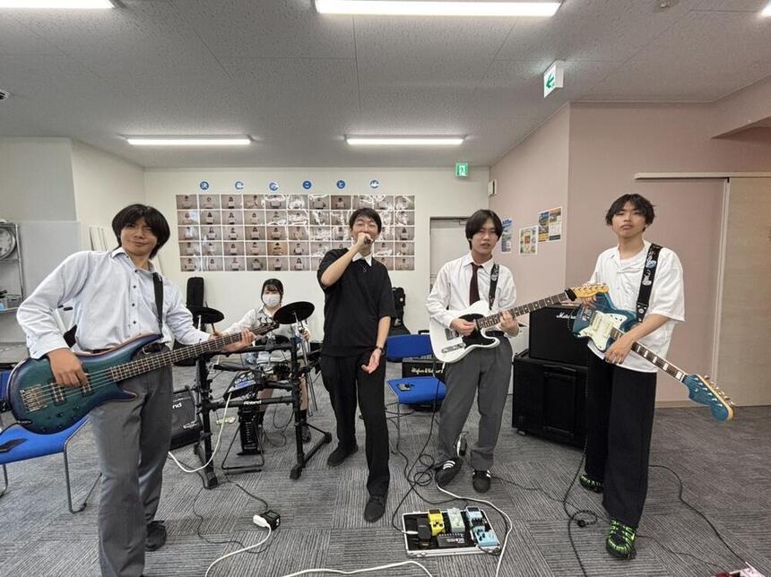 ミュージック部門の生徒がおおぞら杯に向けて キャンパスの教室で歌や楽器の練習を全国の仲間と競い合うため 笑顔で教え合いながら、楽しく演奏している。
