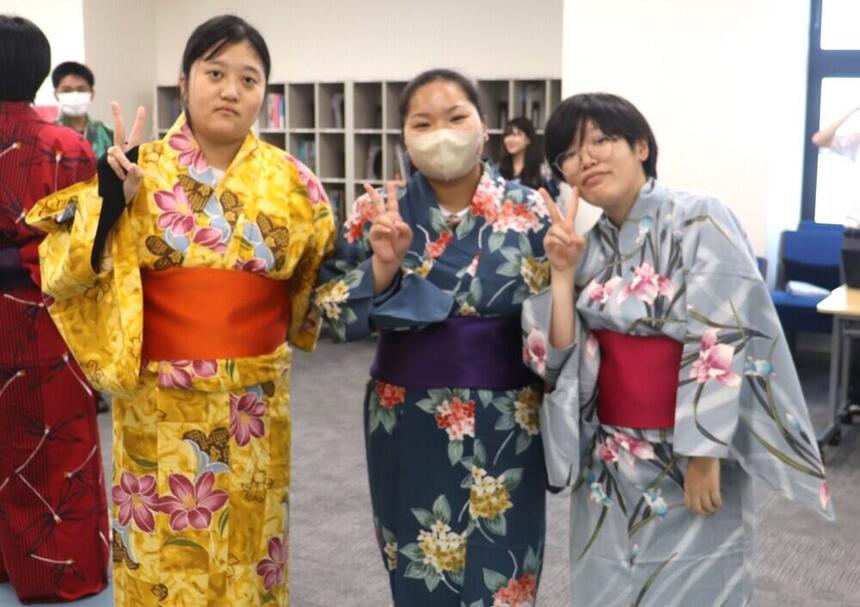 生徒がレッスンで浴衣着付け体験を友人と一緒に体験した様子！