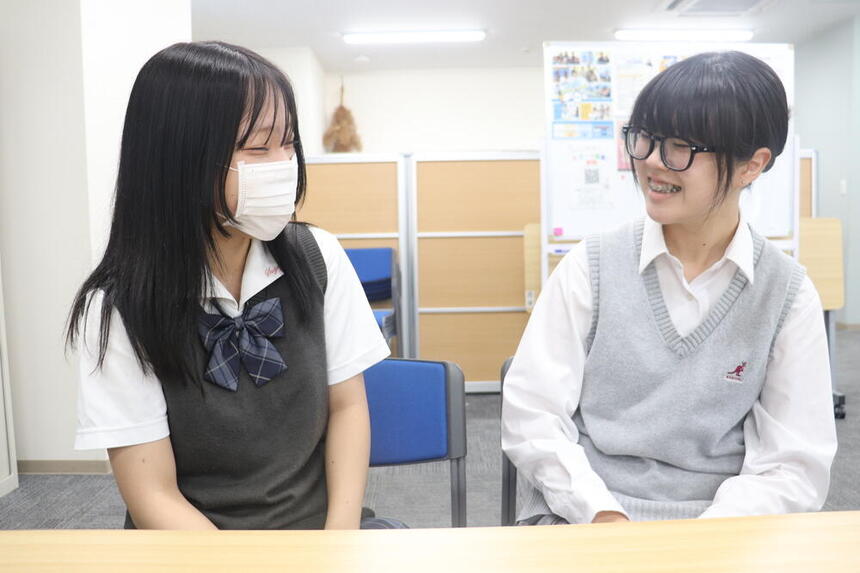 3年生のまなはさんとこはくさんが教室で仲良く話している様子