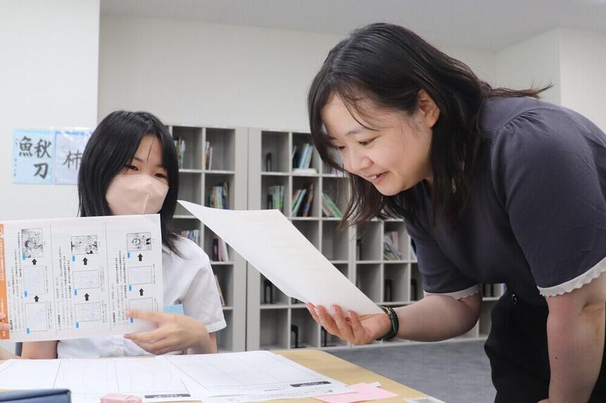 日本マンガ塾の講師がキャンパスにてマンガイラストコースの生徒に直接アドバイスをしてくださっている様子です。