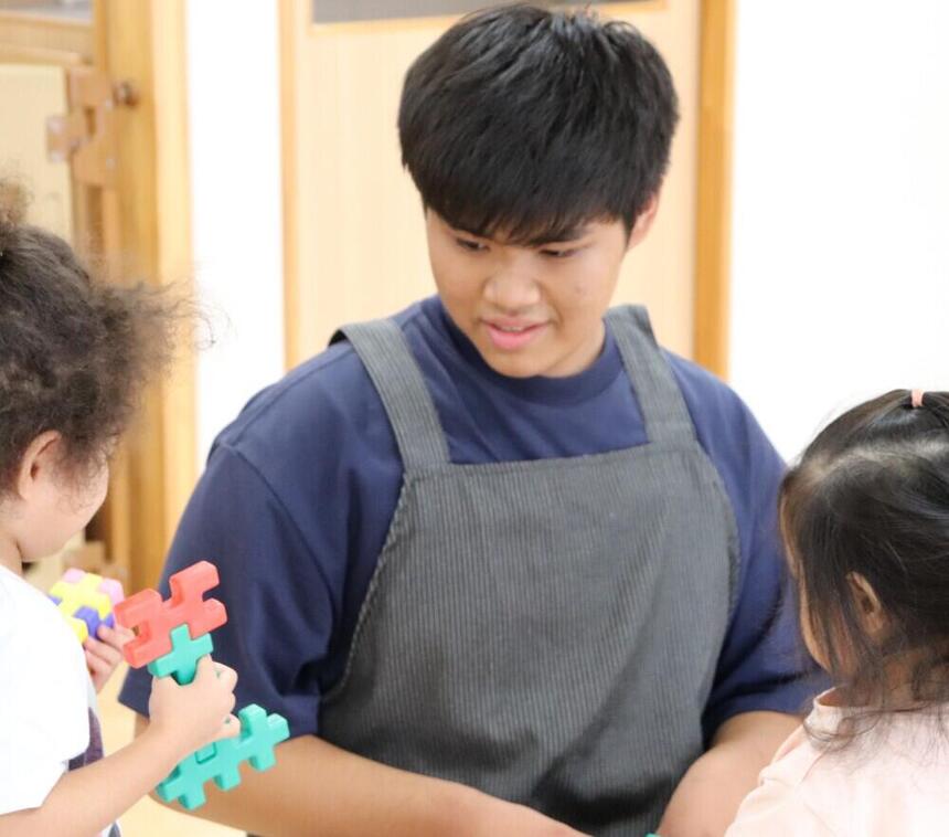 子ども・福祉コースの保育実習に挑戦している松田くん　