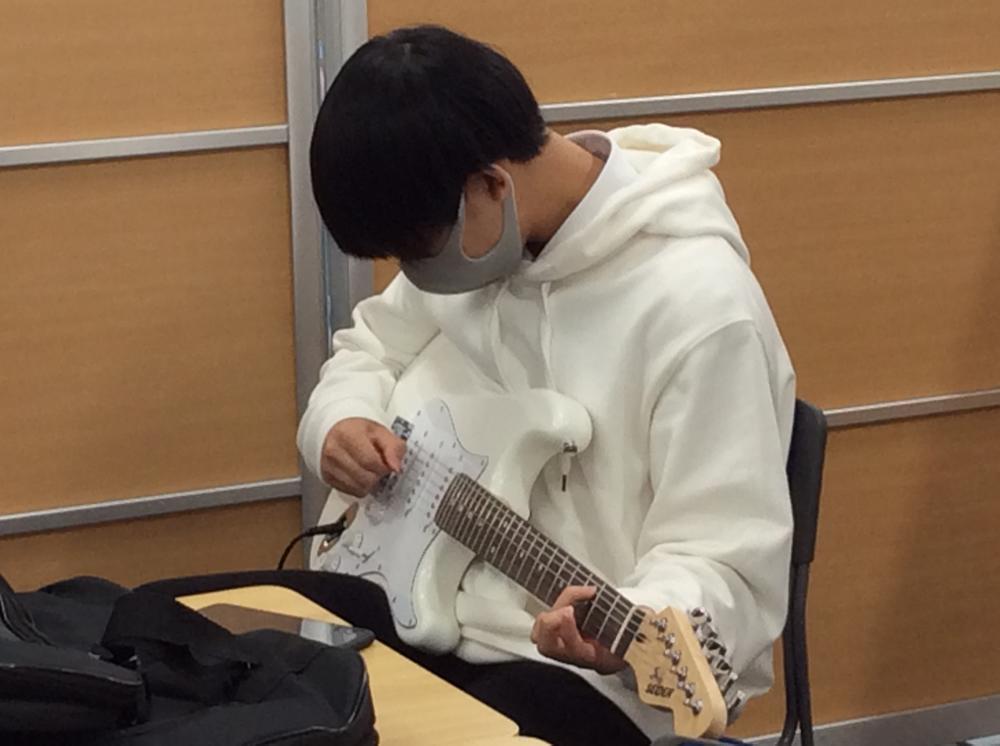 ギターを弾く生徒