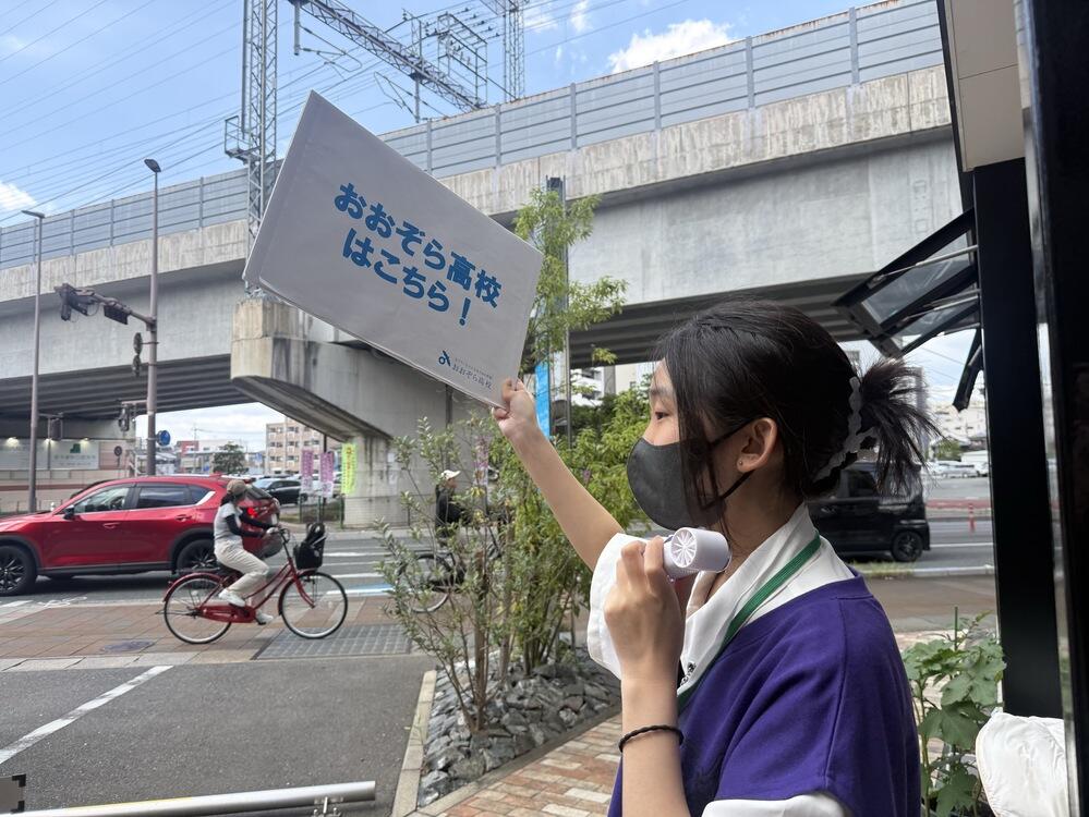 久留
米キャンパスのオープンキャンパスで、在校生がお手伝い生徒として来校者へ案内
を行っている様子