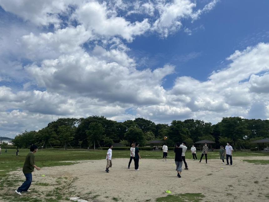 青空の下で体を動かす生徒