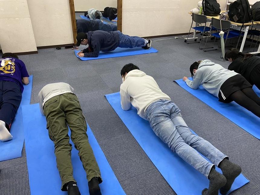 踊るだけではなく！ 体幹トレーニングも！