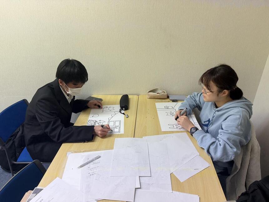 チームで協力して紙芝居作り！相談しながら頑張っています！