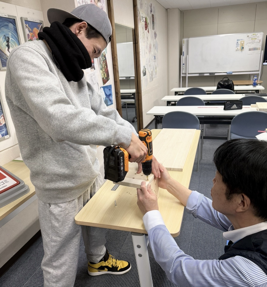 本棚作りをする男子生徒2人