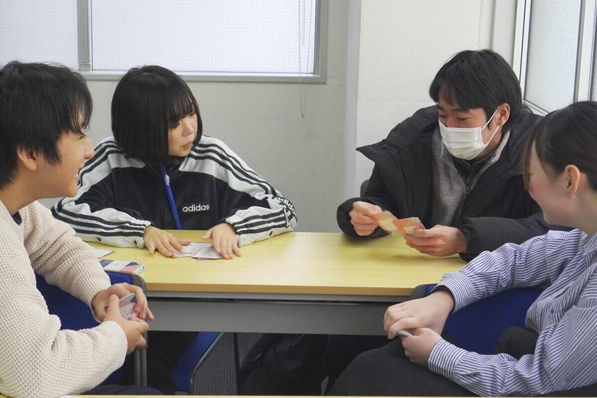 福祉のみらかけで「もしばなゲーム」を行う生徒たち