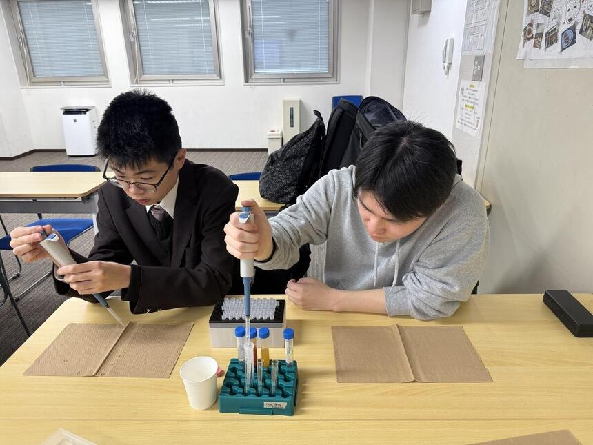 科学実験をしている生徒2人