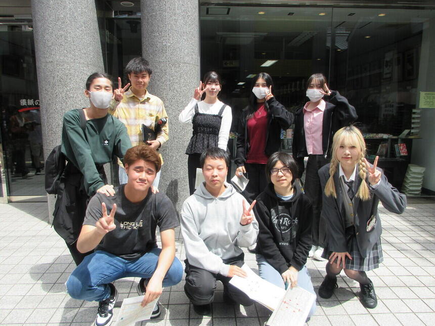 京都キャンパス前でキャンパスイベント終わりのチームでの記念集合写真