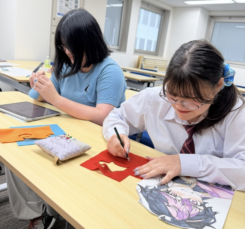 二人の生徒がみらい学科™マンガイラストコースでフェルトを使ってキャラクター制作を楽しくしている様子。
