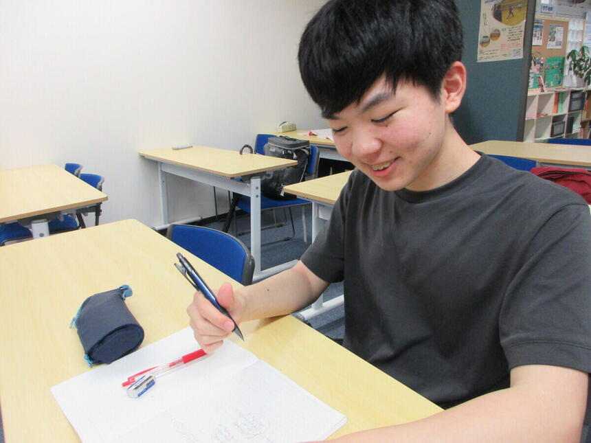 進学コースで生徒が一生懸命勉強している様子