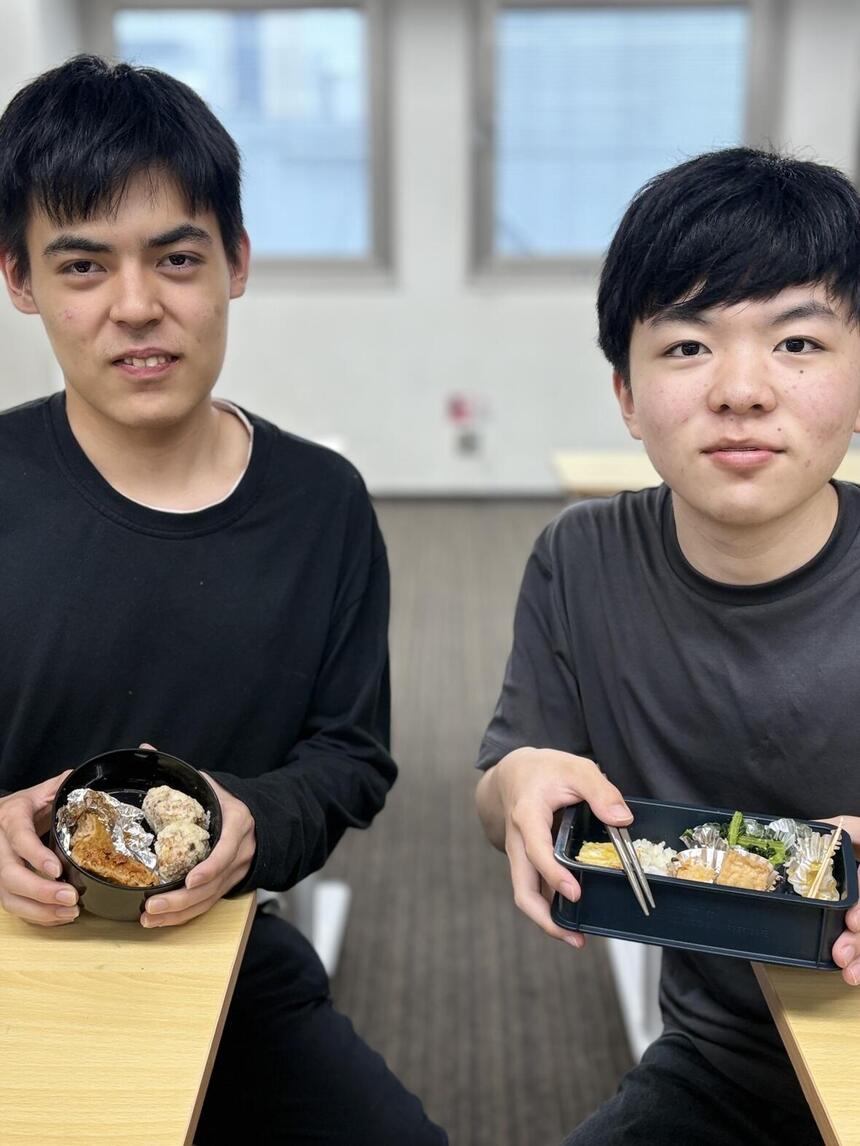 おおぞら高校の生徒がお昼休みに友だちとお弁当を食べている様子です。