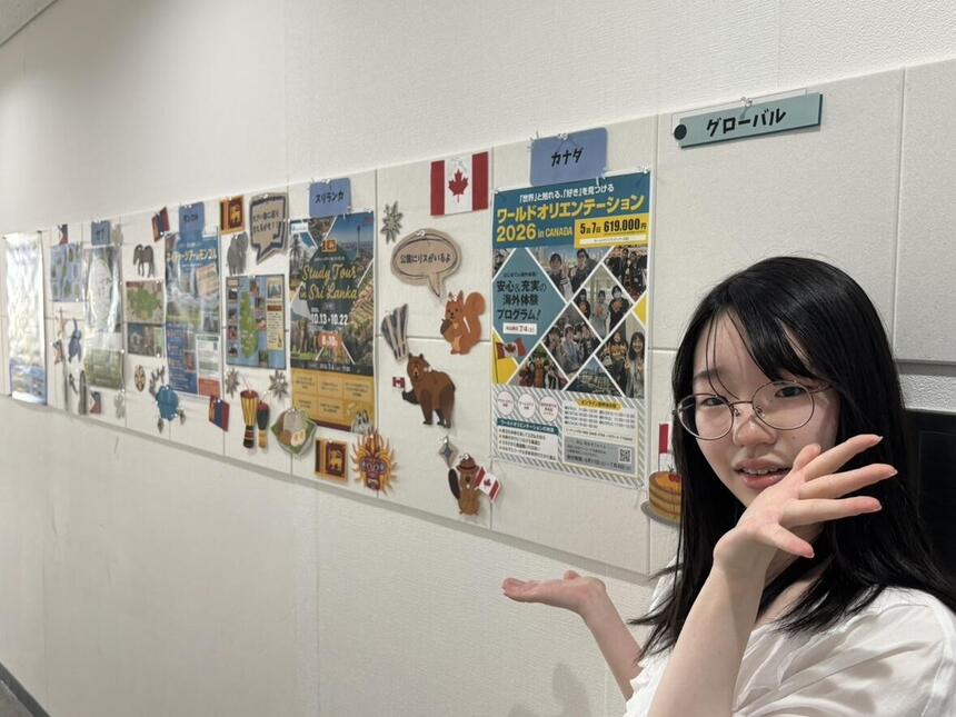 おおぞら高校の留学プログラムを笑顔で紹介している女子生徒