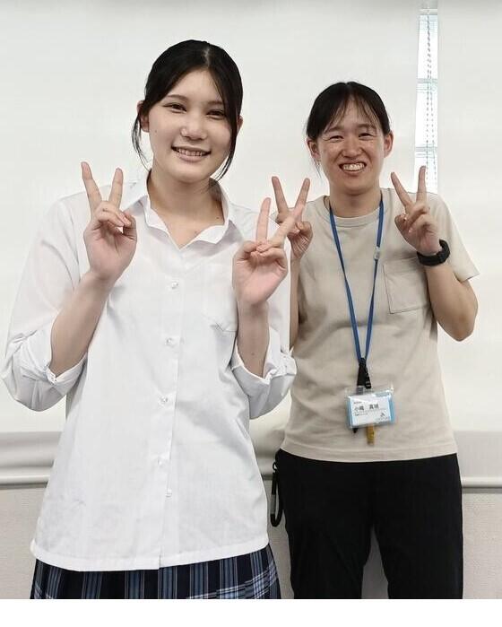 おおぞら高校のマイコーチと生徒の教室での笑顔のツーショット