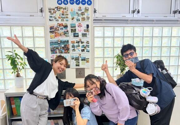 明るい京都キャンパスでコーチと生徒が笑顔で京都キャンパスを紹介している画像