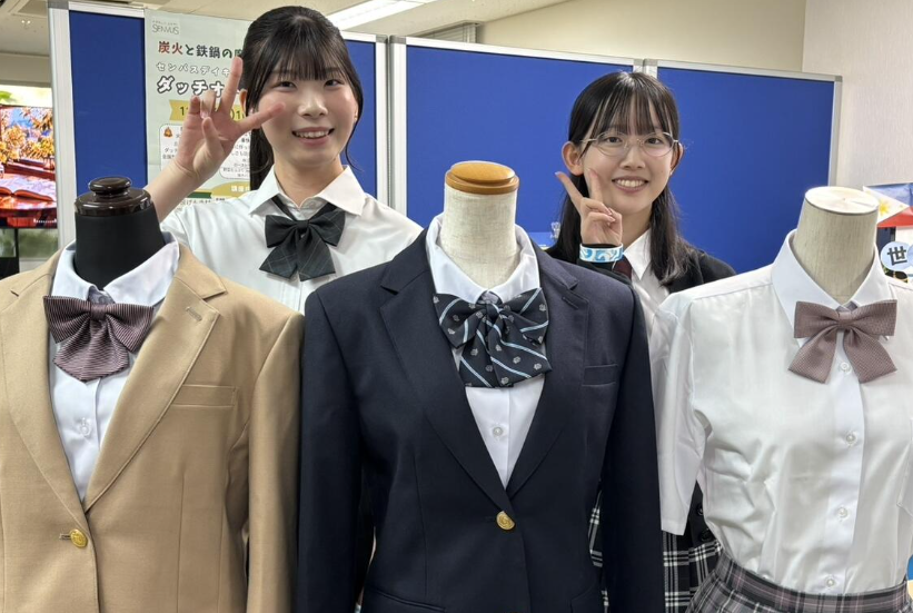 明るい笑顔のおおぞら高校の生徒と制服の写真