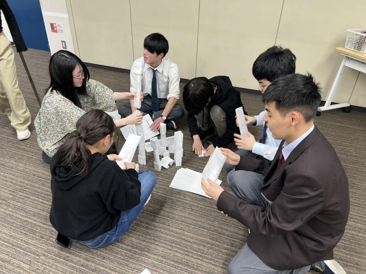 おおぞら高校 京都キャンパスの新入生レクリエーションにて、ペーパータワーに夢中な生徒