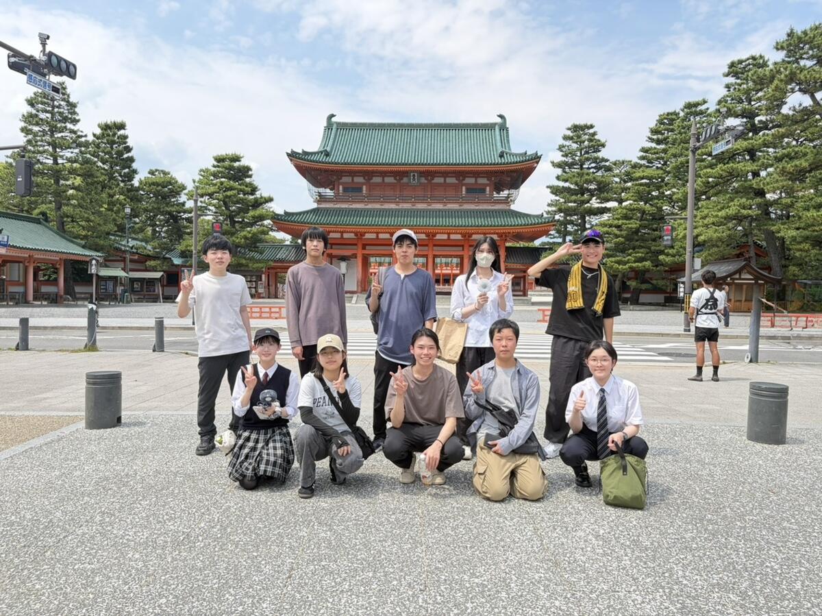平安神宮に到着した生徒