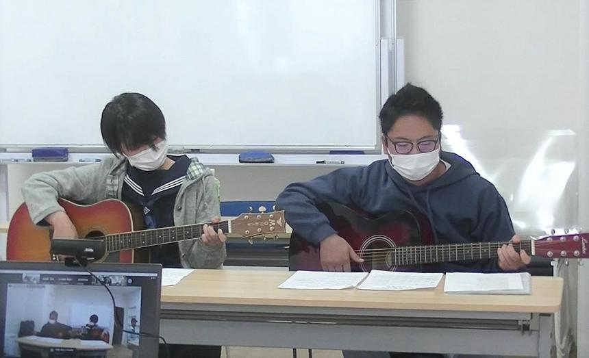 ギターを演奏する生徒