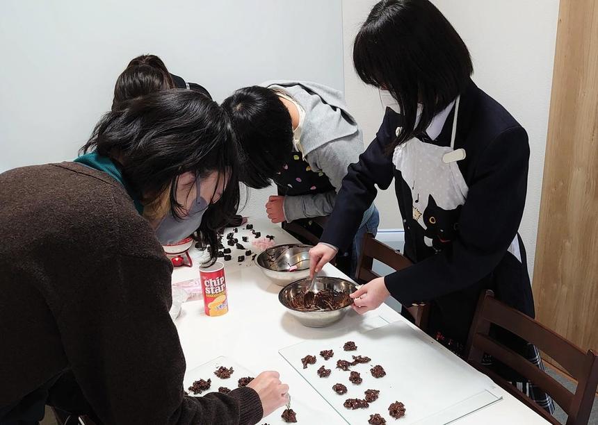 チョコレートを作る生徒