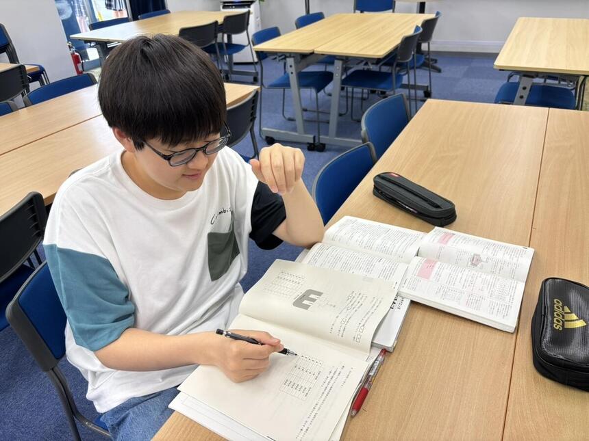 学習をしている生徒