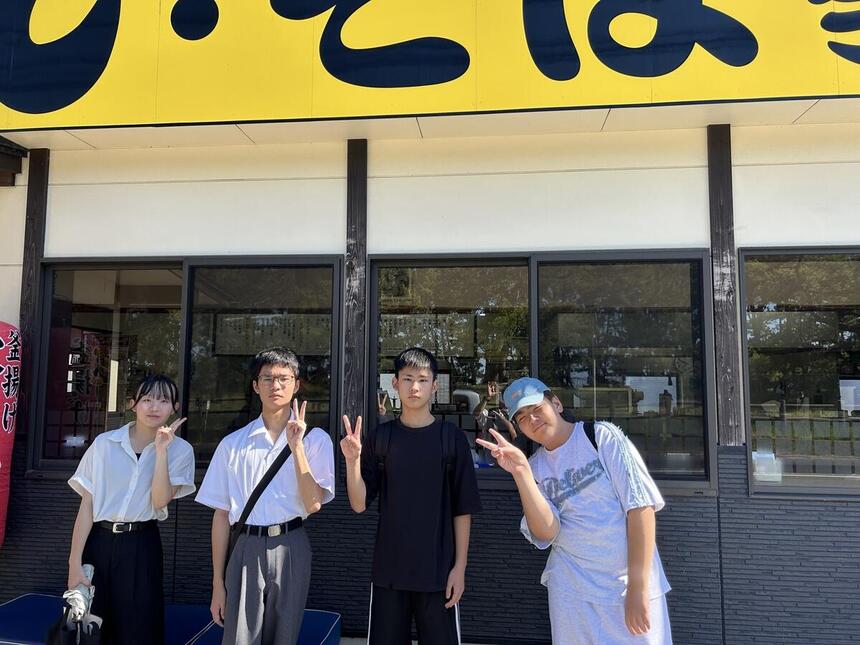 職場見学に参加した生徒たち