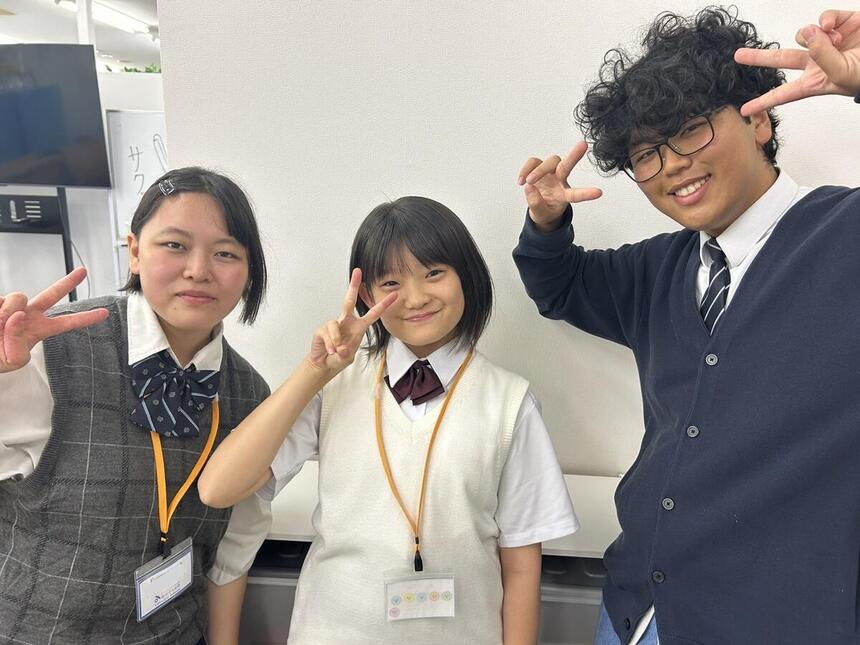 お手伝いとして中学生向け体験授業参加後の高校生3年生、2年生、1年生