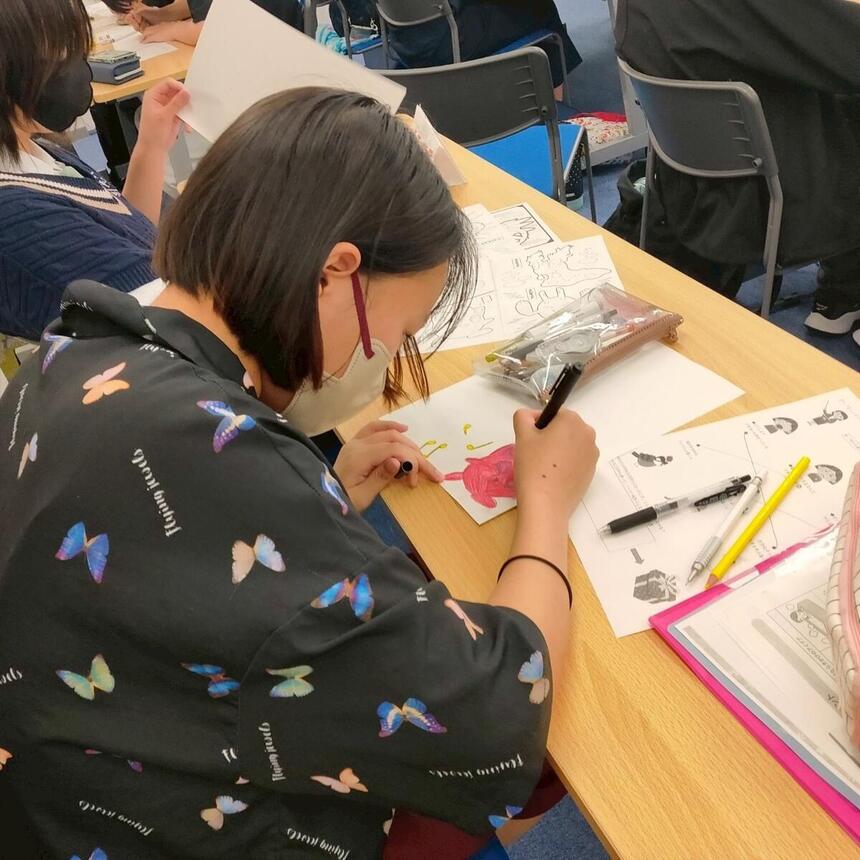 心理学の授業で作業をしている生徒