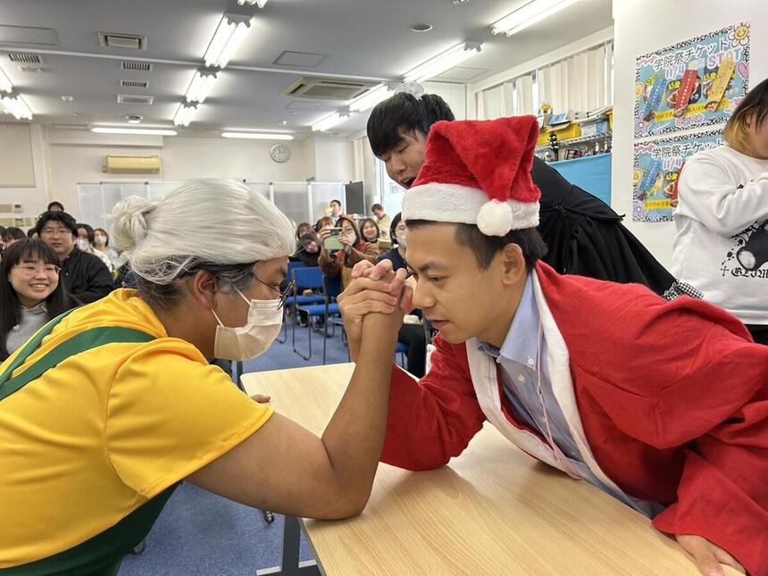 学院祭のステージ発表でコーチと対決する生徒