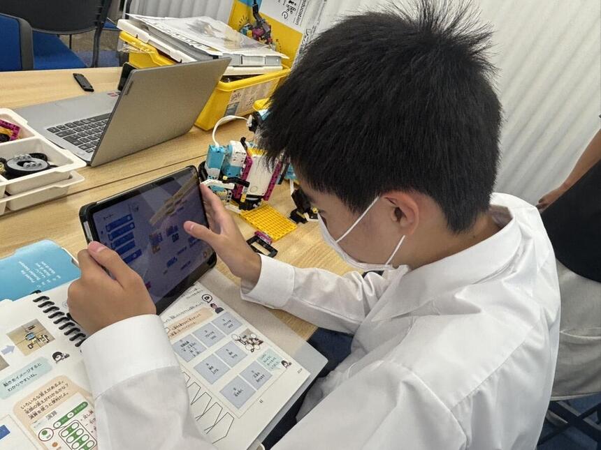 プログラムを組んでいる生徒