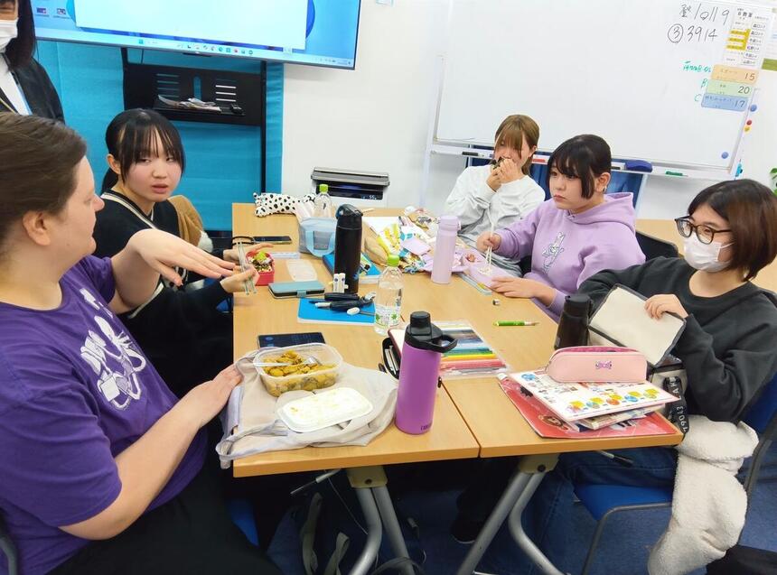 国際ボランティアの方とお昼ご飯を食べている生徒