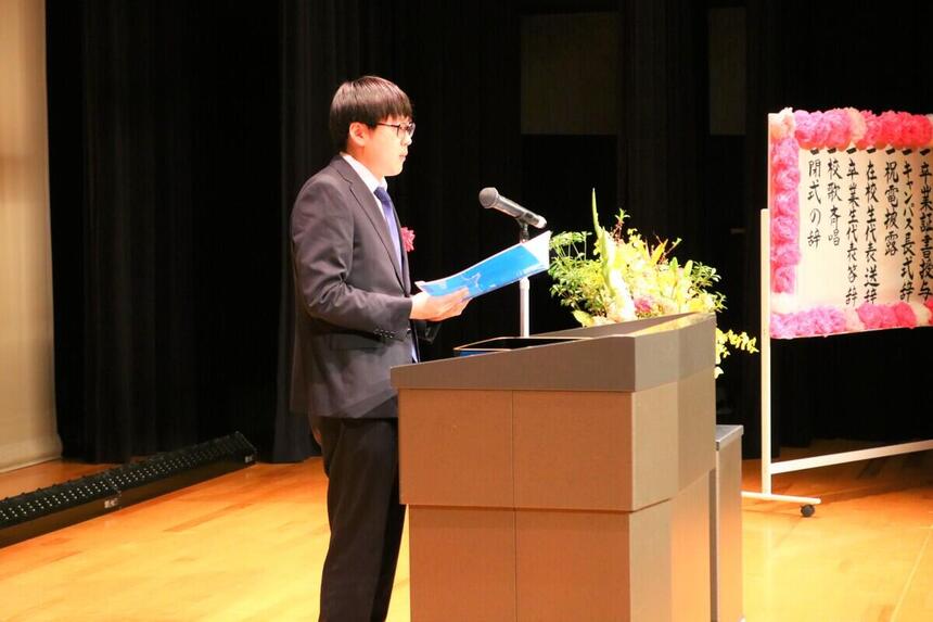 卒業生代表答辞を読んでいる生徒