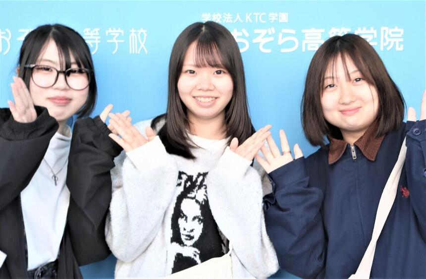 九大学研都市キャンパスアンバサダーの２年生仲良し３人組とキャンパスの入り口でパシャリ