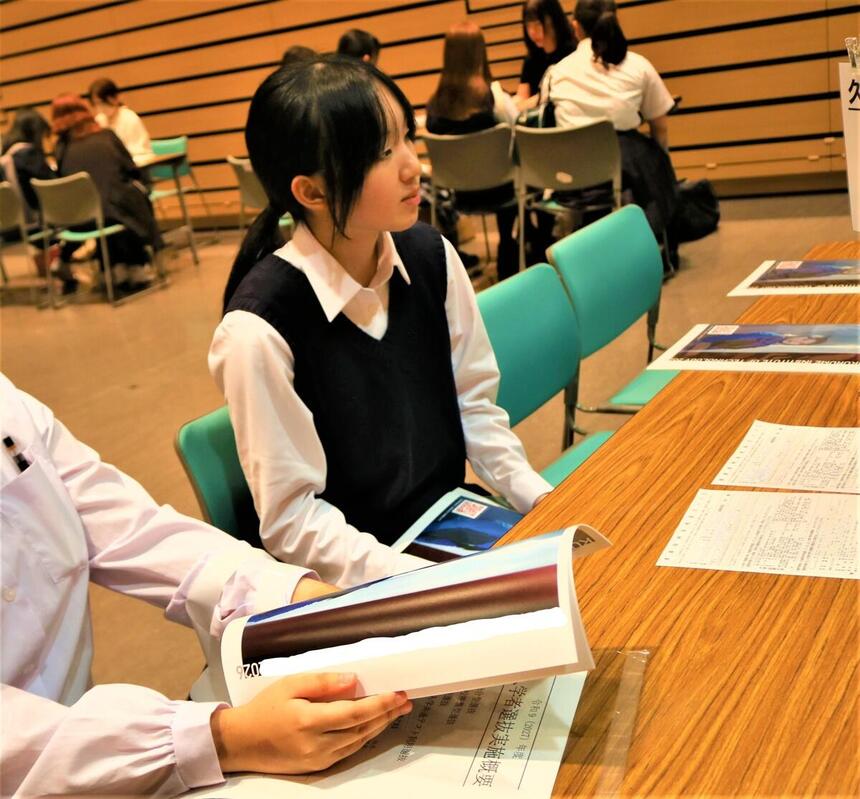 近所の総合体育館さいとぴあにて合同進路相談会に参加する3年生女子