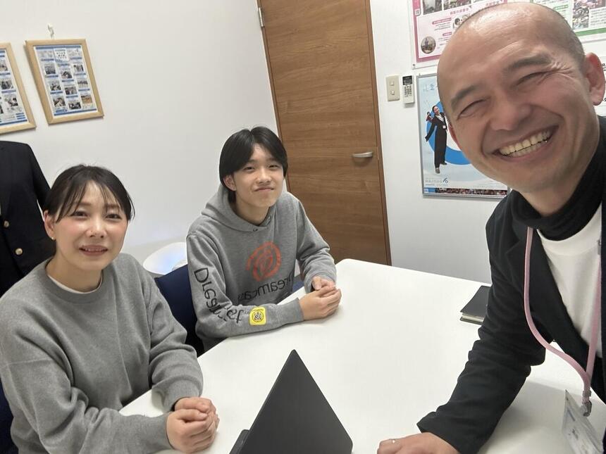 生徒・保護者が面談室でマイコーチ®と一緒に三者面談をしたときの様子。