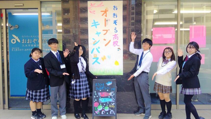 イベントの入り口で出迎えてくれている生徒