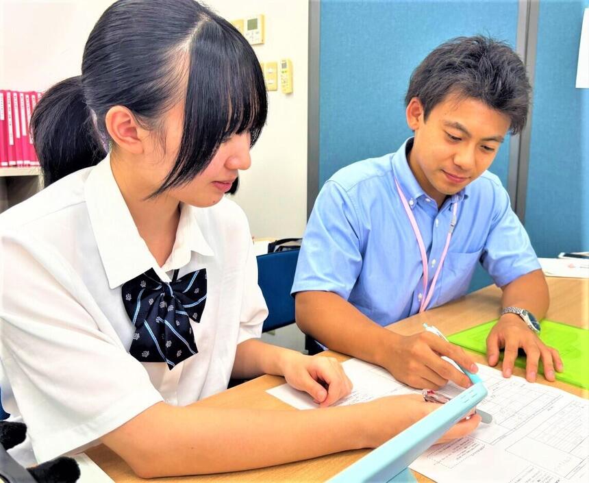 自キャンパスにてマイコーチと進学コースの時間にて受験にむけた学習に励む3年女子生徒