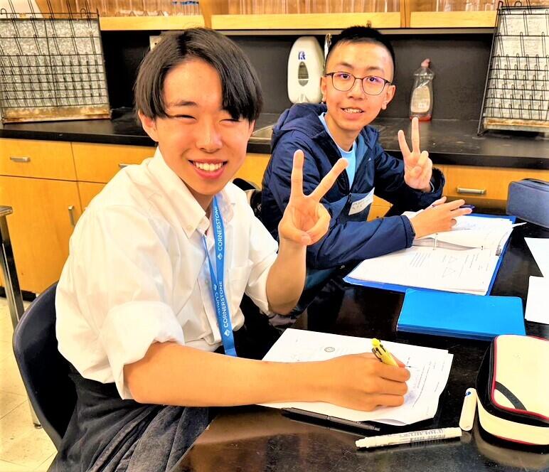 カナダ留学に行った転校してきた1年生現地でお友達ができてご満悦