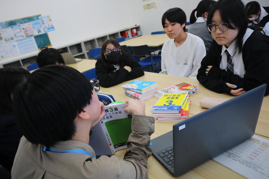 生徒が検定のみらいの架け橋レッスン®の授業で一生懸命に学んでいる様子の写真