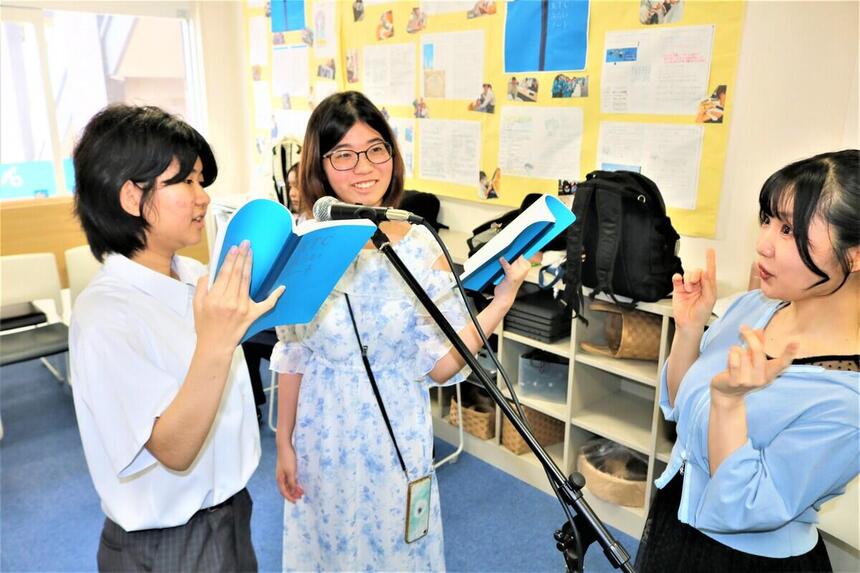 みらいの架け橋レッスン®の声優体験で、生徒がマイクの前でアテレコをしている様子。